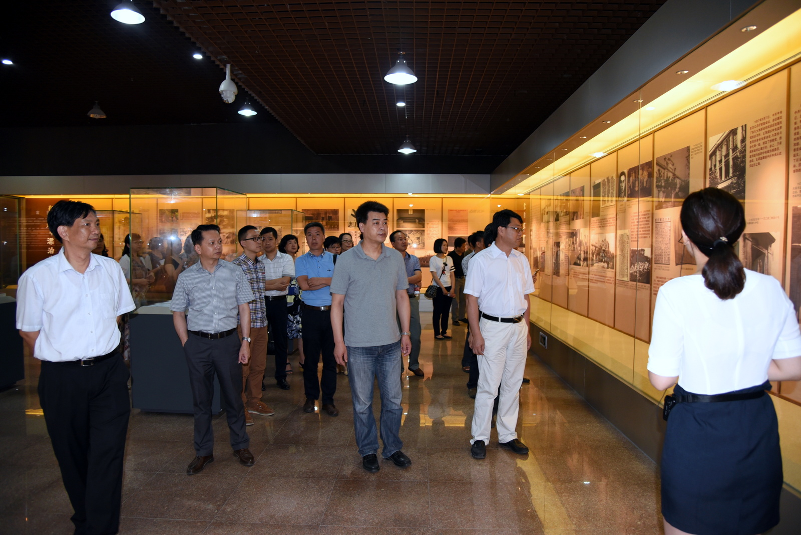 参观王荷波事迹展(三)