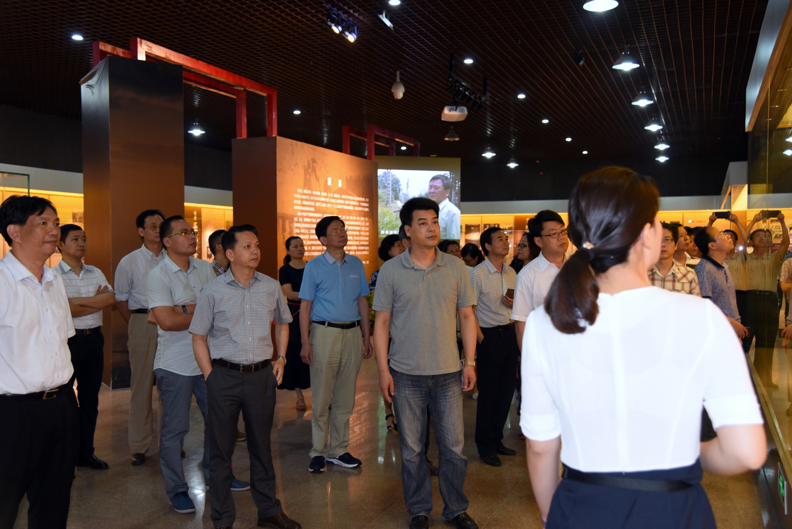 参观王荷波事迹展(二)