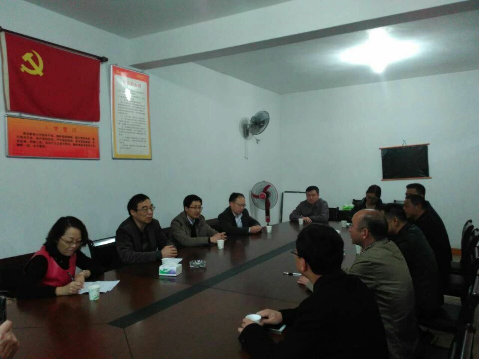 在东湖村听取蹲点工作情况汇报