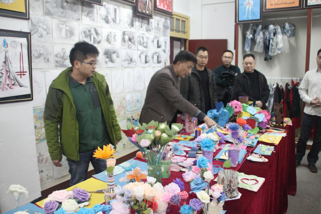 梅山实验学院李土元院长向调研组介绍学生手工创意作品