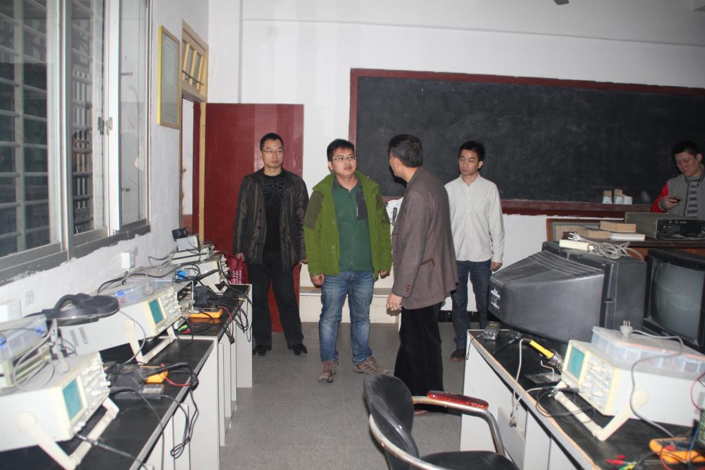 调研组察看教学设施