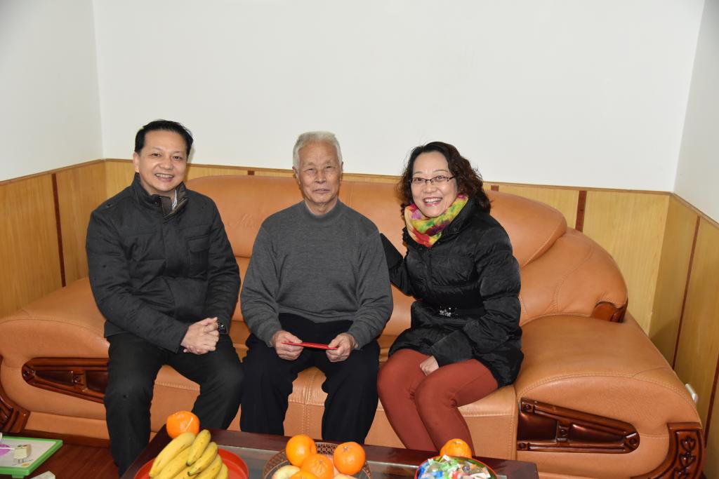 陈兴炎校长慰问原校党委书记陈如亮