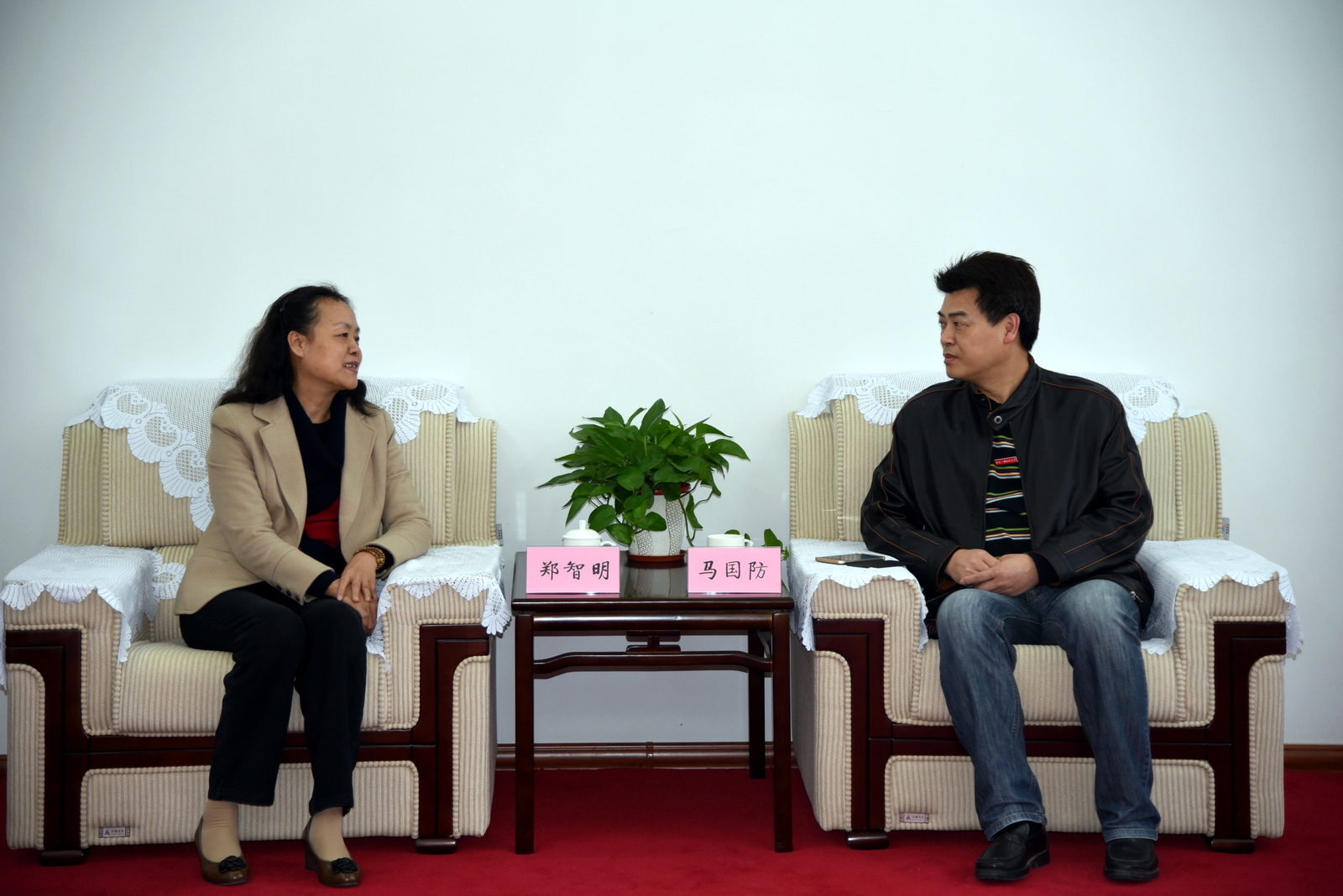 党委书记马国防(右)与省图书馆馆长郑智明(左)