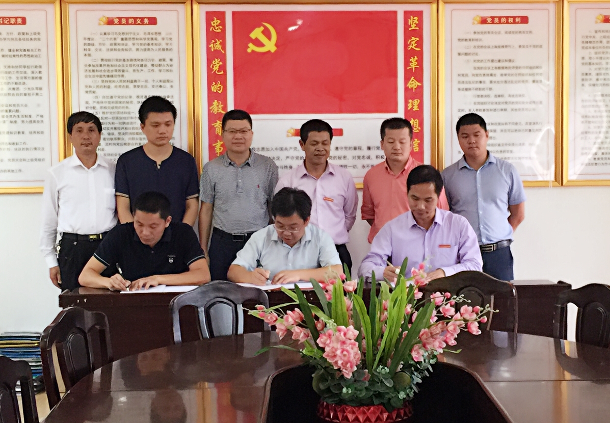 图1:与惠安职业中专学校签署自学考试联合办学协议