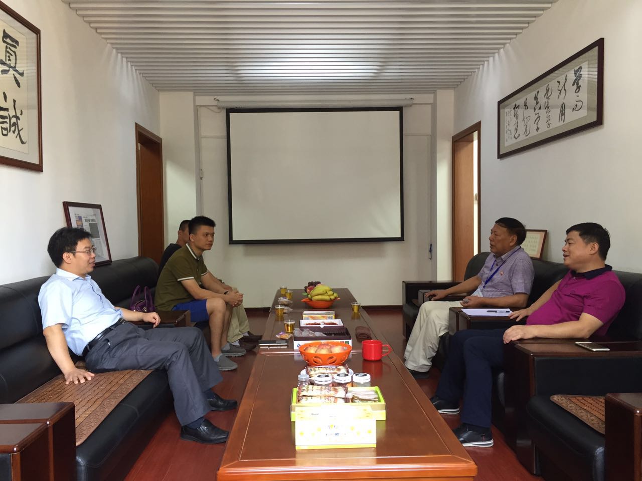 与厦门集美达学校领导座谈分析办学项目