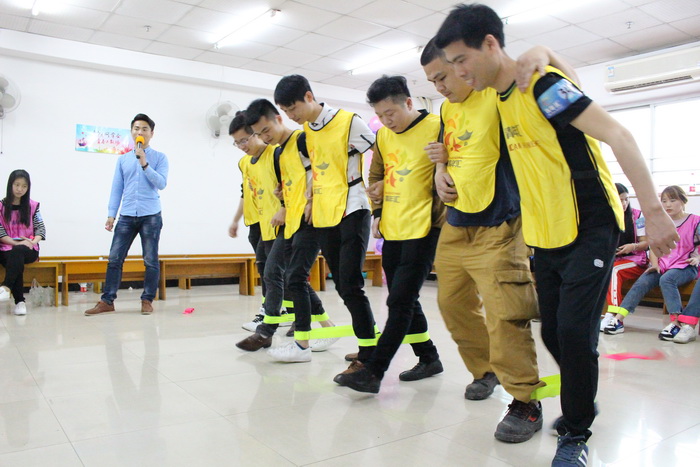 群体两人三足接力赛