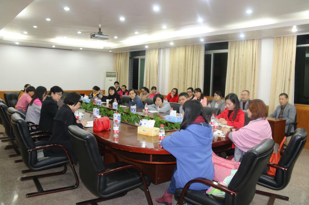 检查组召开学生座谈会