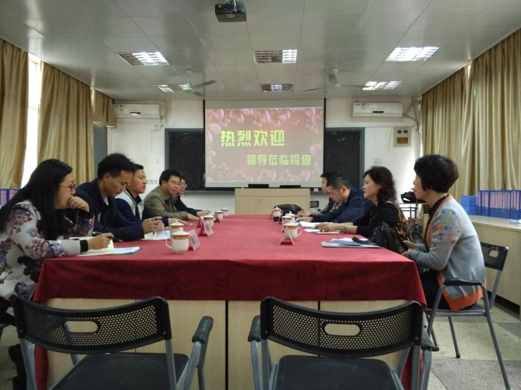 评估专家在泉州海峡教学点听取汇报