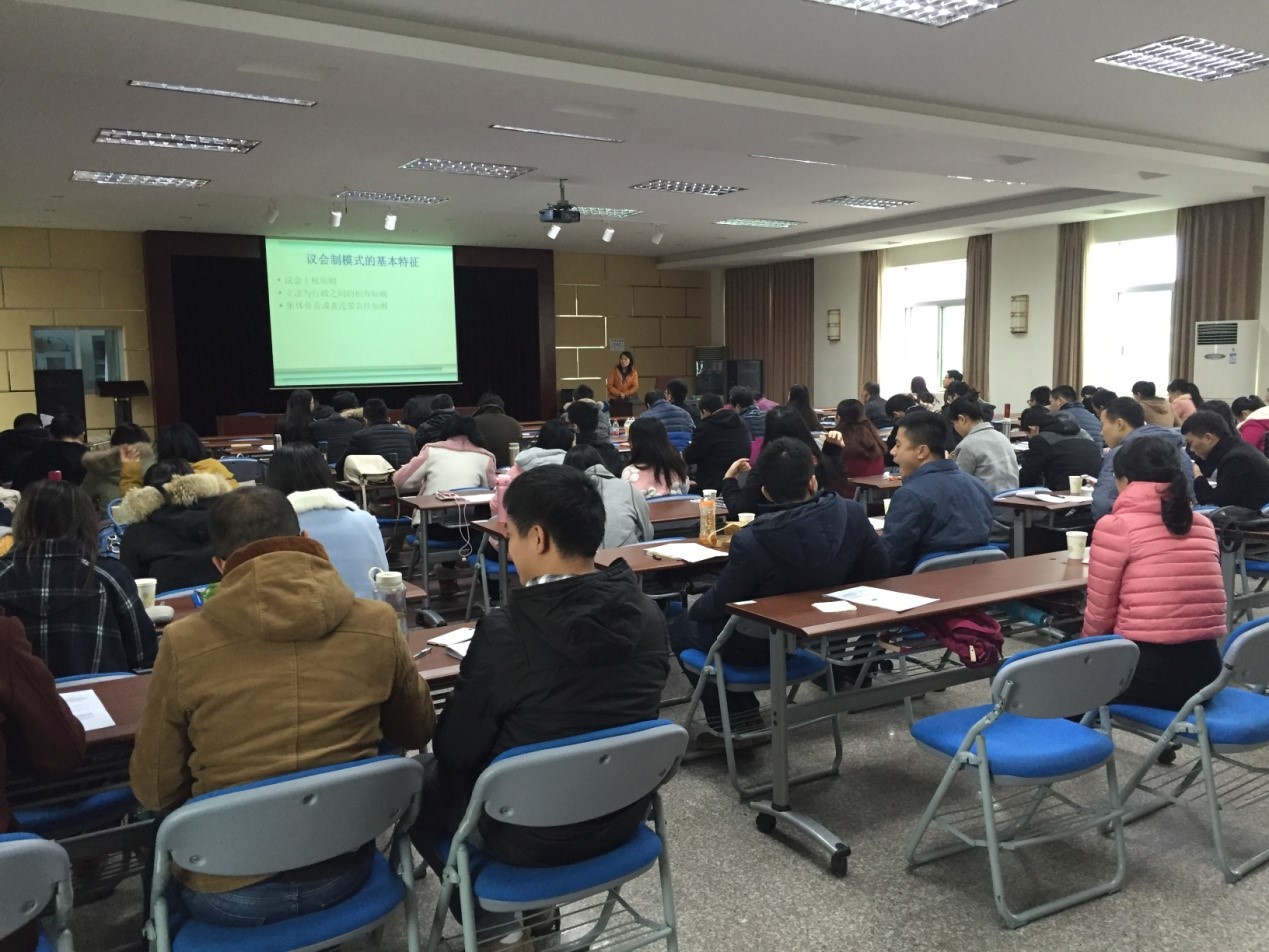 同学们专心致志听讲