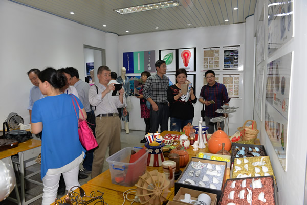 与会代表考察创业体验基地