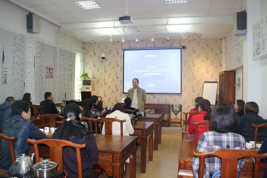 经济管理系副教授王正环为茶叶评审与营销专业学员介绍茶产业的现状和发展趋势